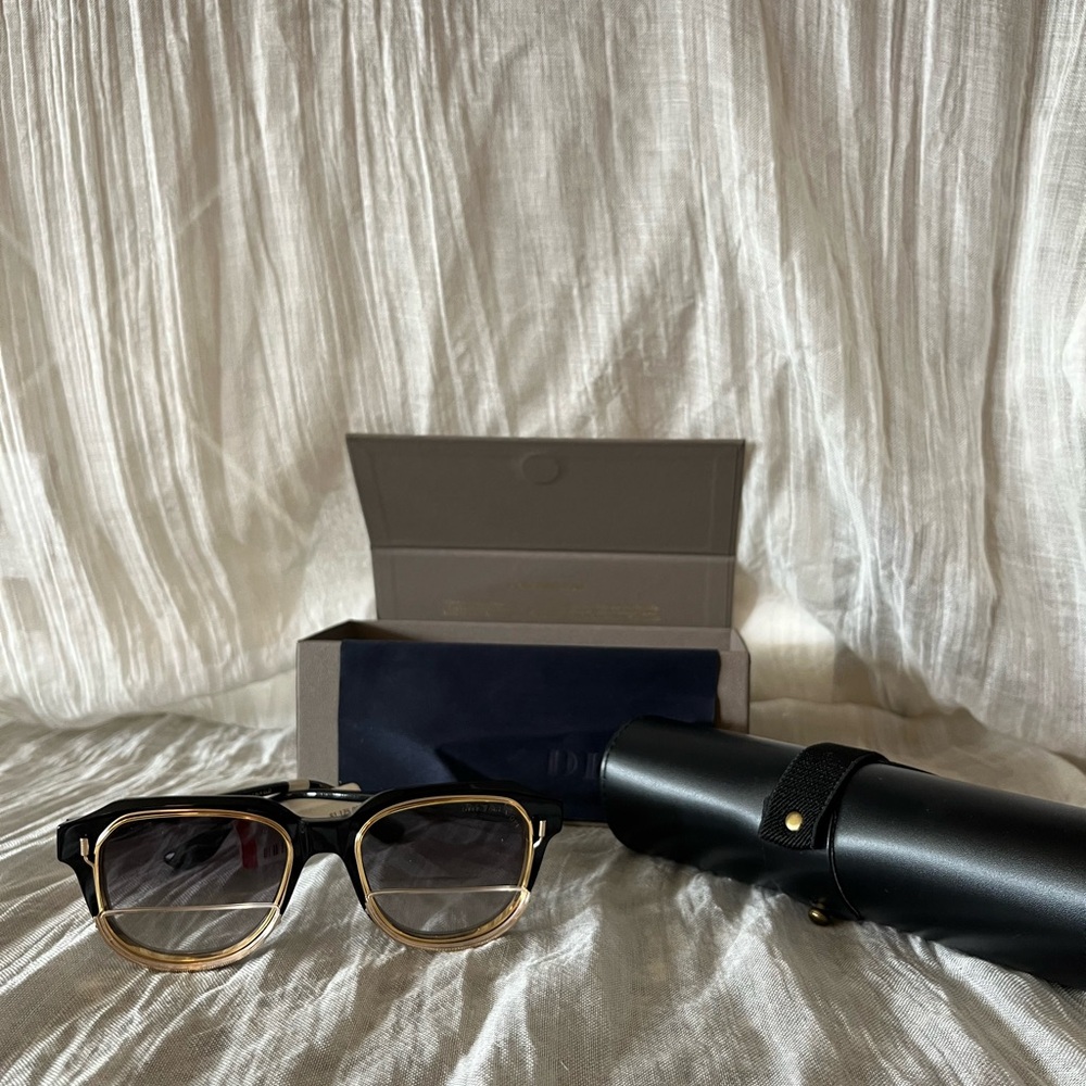 Limited edition with detachable prescribable readers